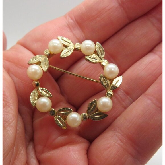 Vintage Brooch Gold Tone Leaf Imitation Pearl Wreath 1.25" Pin - Picture 3 of 11
